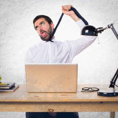 İşadamı ofisinde kendini boğulma