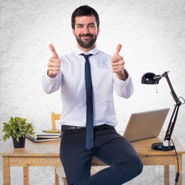 Başparmak ile ofisinde işadamı