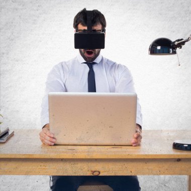 İşadamı ofisinde Vr gözlük kullanma