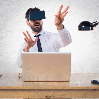 İşadamı ofisinde Vr gözlük kullanma