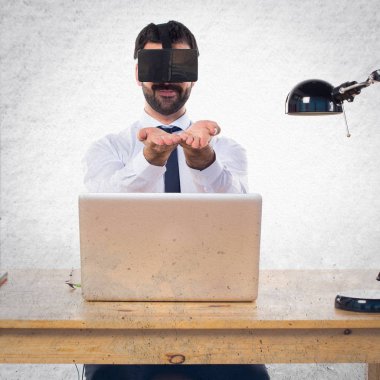 Ofisinde bir şey tutan Vr gözlükle işadamı