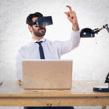 Ofisinde bir şey tutan Vr gözlükle işadamı