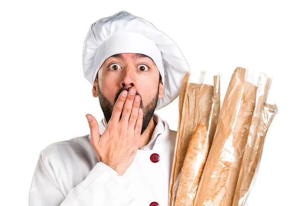 Młody piekarz trzyma chleb i Dokonywanie gest niespodzianka — Zdjęcie stockowe