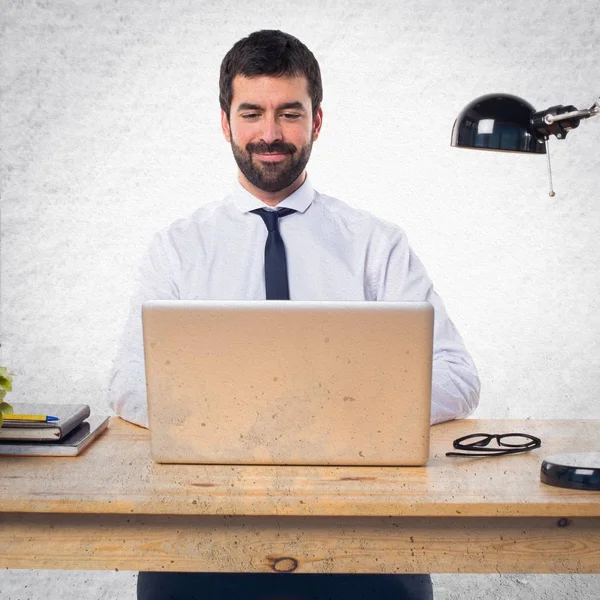 Επιχειρηματίας που εργάζεται με laptot στο γραφείο του — Φωτογραφία Αρχείου