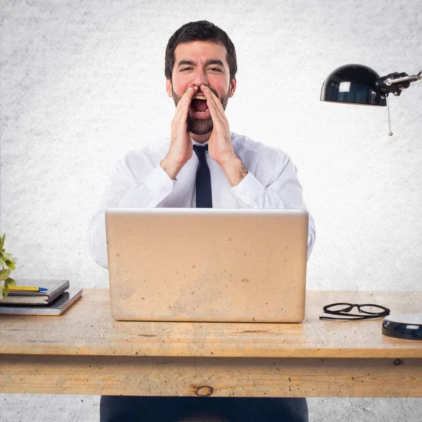 Geschäftsmann in seinem Büro schreit — Stockfoto