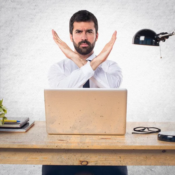 Biznesmen w swoim biurze robi nie gest — Zdjęcie stockowe