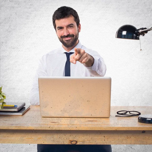 Homme d'affaires dans son bureau pointant vers l'avant — Photo