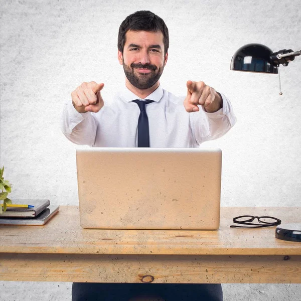 Empresario en su oficina señalando al frente — Foto de Stock