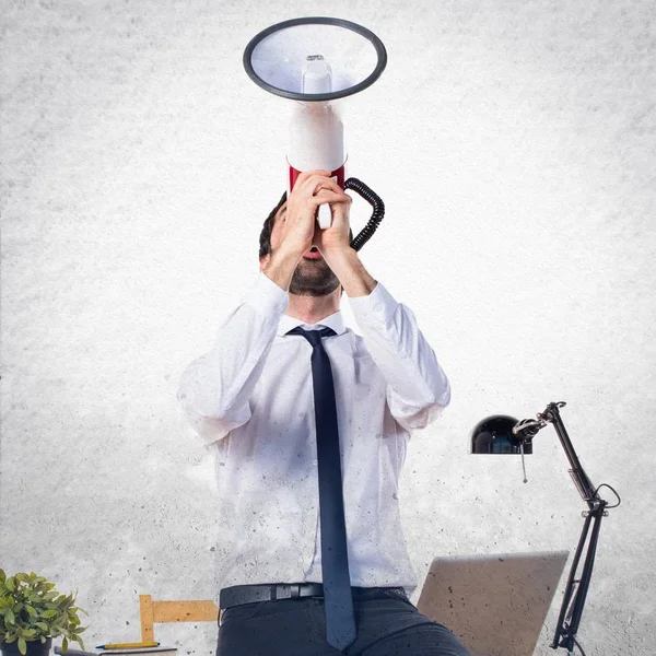 Podnikatel v jeho kanceláři, křičí megafon — Stock fotografie