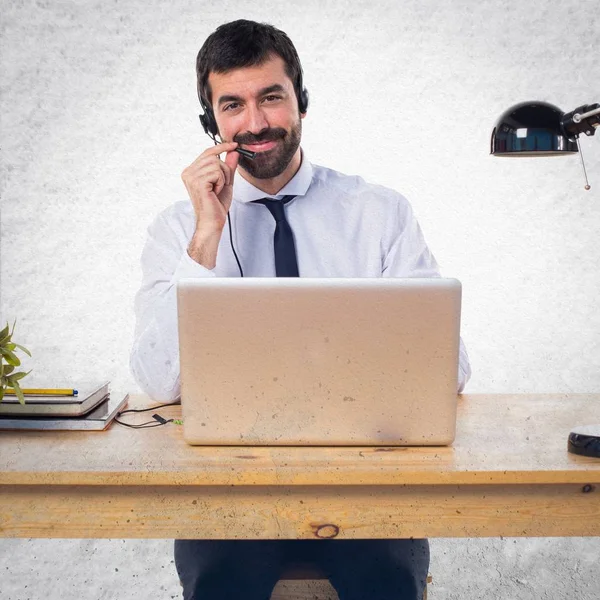 Jeune homme travaillant avec un casque — Photo