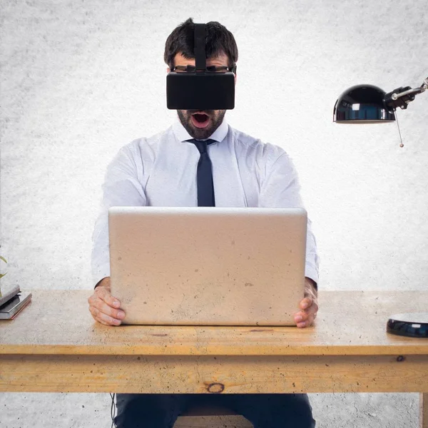 İşadamı ofisinde Vr gözlük kullanma