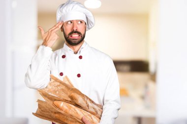 Biraz ekmek ve verme intihar jest mutfakta tutan genç baker