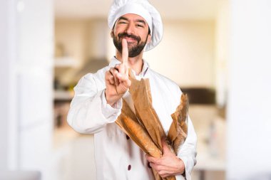 Biraz ekmek tutarak geri sayıma bir mutfakta genç baker