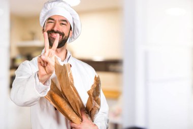 Biraz ekmek tutarak geri sayıma iki mutfakta genç baker