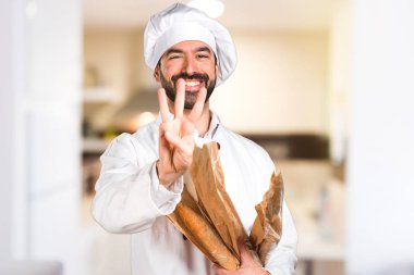 Biraz ekmek tutarak geri sayıma üç mutfakta genç baker