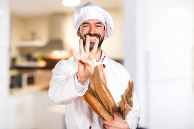 Biraz ekmek tutarak geri sayıma dört mutfakta genç baker