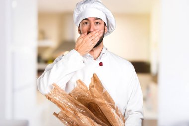 Biraz ekmek tutarak ve mutfak içinde onun ağız kapsayan genç baker