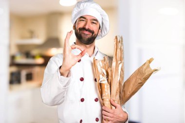 Biraz ekmek tutarak ve mutfakta imzalar tamam yapma genç baker