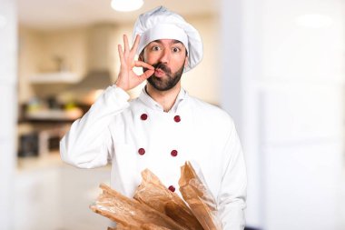 Biraz ekmek ve verme sessizlik jest mutfakta tutan genç baker