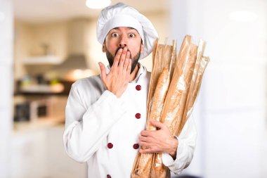 Biraz ekmek ve verme sürpriz jest mutfakta tutan genç baker