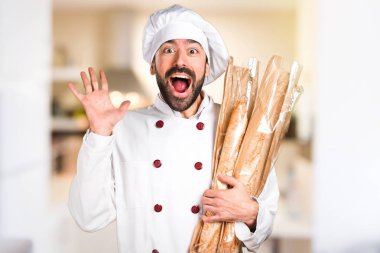 Biraz ekmek ve verme sürpriz jest mutfakta tutan genç baker