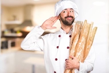 Biraz ekmek tutarak ve mutfakta bir şey dinleme genç baker