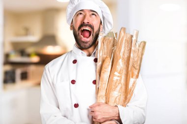 Biraz ekmek tutan ve mutfakta bağırarak genç baker