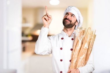 Biraz ekmek tutarak ve mutfakta yukarıyı genç baker