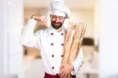 Biraz ekmek tutarak ve mutfakta aşağıyı genç baker