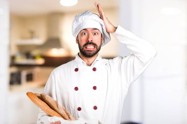 Biraz ekmek tutarak ve mutfakta şüpheleri genç baker