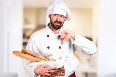 Biraz ekmek ve verme kötü sinyal mutfakta tutan genç baker