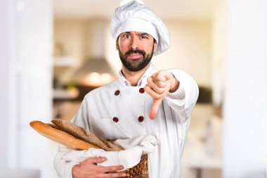 Biraz ekmek ve verme kötü sinyal mutfakta tutan genç baker