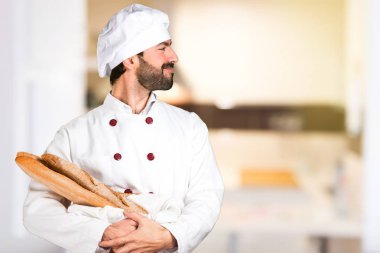 Biraz ekmek tutarak ve mutfakta yanal arıyorum genç baker