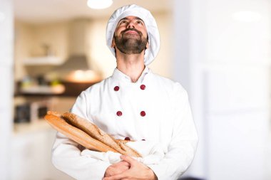 Biraz ekmek tutarak ve mutfakta ararken genç baker