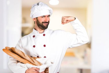 Biraz ekmek tutarak ve mutfakta güçlü jest yapma genç baker