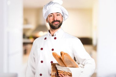 Mutfakta biraz ekmek tutan genç baker