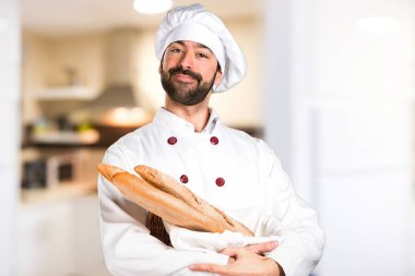 Mutfakta biraz ekmek tutan genç baker