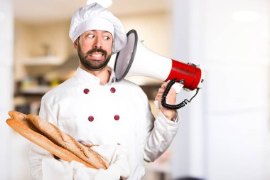 Biraz ekmek tutan ve megafon mutfakta tarafından bağırarak genç baker