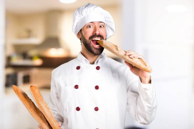 Mutfakta biraz ekmek tutan genç baker