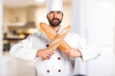 Mutfakta hiç jest yapmak biraz ekmek tutan genç baker