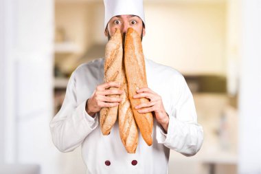 Mutfakta biraz ekmek tutan çılgın genç baker