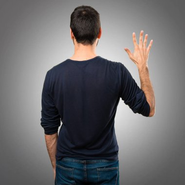 Beş gri arka plan üzerinde sayma sakallı yakışıklı adam