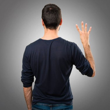 Dört gri arka plan üzerinde sayma sakallı yakışıklı adam