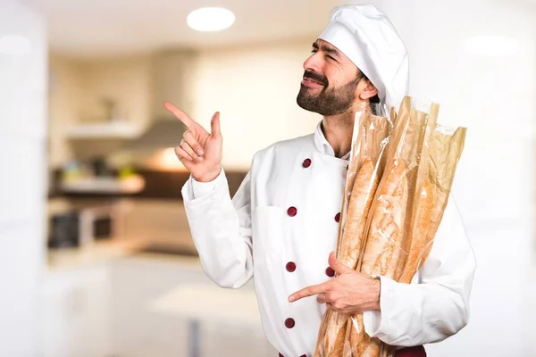 Unga bagare håller vissa bröd och dans i köket — Stockfoto