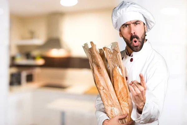 Unga bagare håller vissa bröd och skrika i köket — Stockfoto