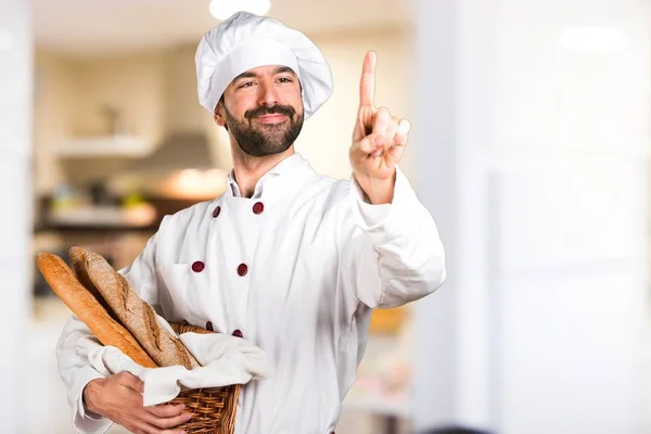 Unga bagare håller vissa bröd röra på transparent skärm i köket — Stockfoto