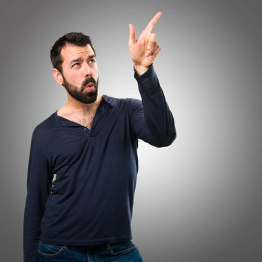 Gri arka plan üzerinde dans sakallı yakışıklı adam