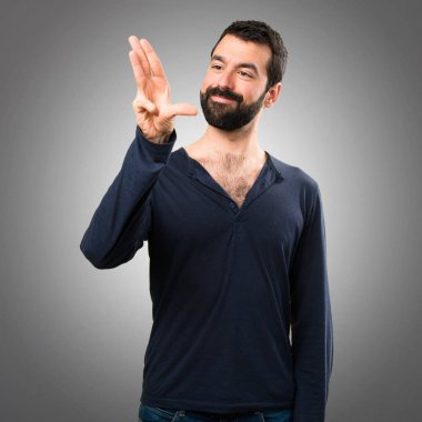 Gri b şeffaf ekranda dokunmadan sakallı yakışıklı adam