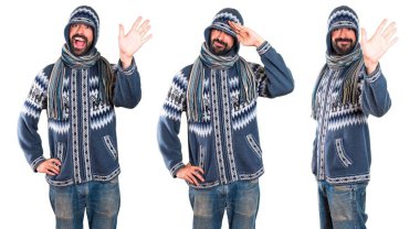 Adam kümesiyle selamlayan kış giysileri