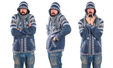 Kış giysileri ile üzgün adam kümesi